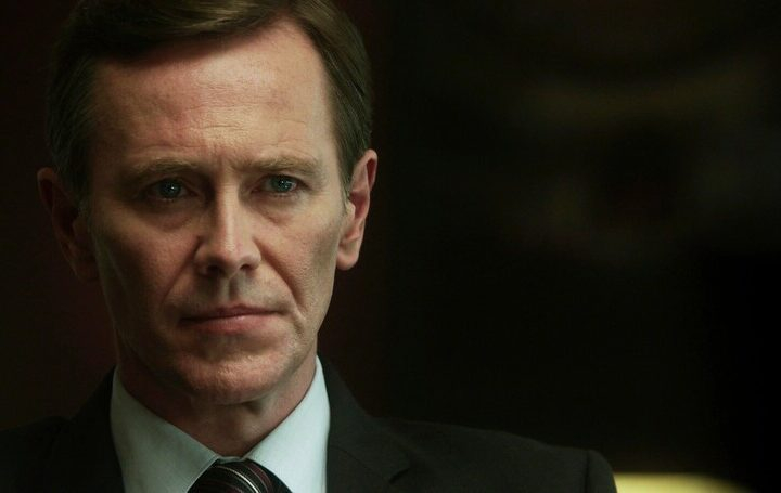 Batwoman | Peter Outerbrigde entra para elenco da segunda temporada