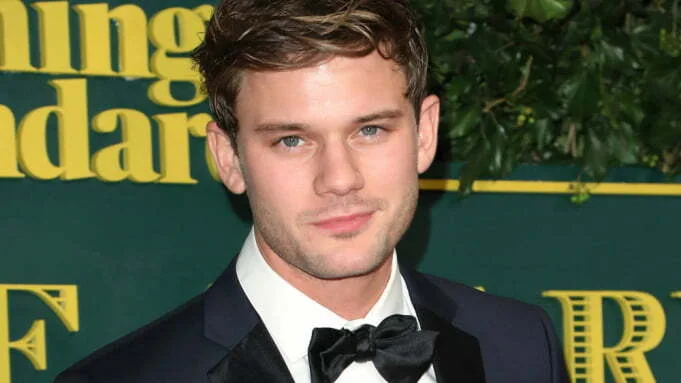 Jeremy Irvine poderá entrar para elenco de ‘Green Lantern’