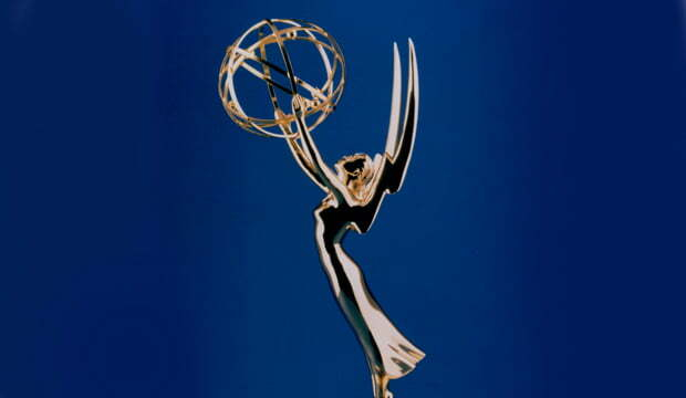 Emmy Award trophy statuette atmosphere 3 — Entre Séries Emmy Award trophy statuette atmosphere 3