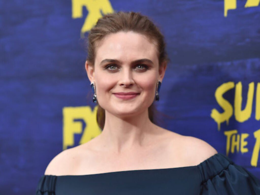 Emily Deschanel 1200x900 1 — Entre Séries Emily Deschanel 1200x900 1