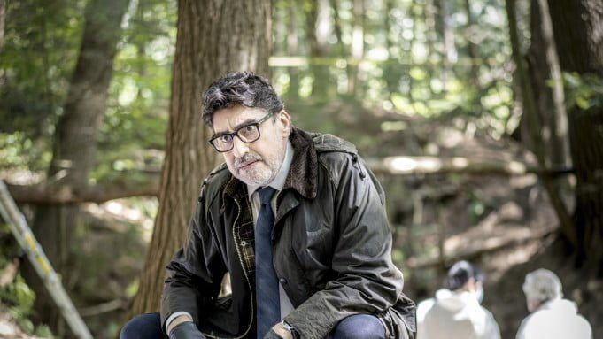 Three Pines Alfred Molina as Armand Gamache High Res — Entre Séries Three Pines Alfred Molina as Armand Gamache High Res