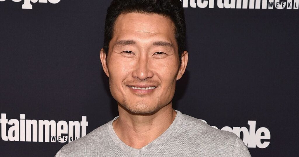 5dd3429b501c3ae348fa48c781e69b2caa 05 daniel dae kim.2x.rsocial.w600 — Entre Séries 5dd3429b501c3ae348fa48c781e69b2caa 05 daniel dae kim.2x.rsocial.w600