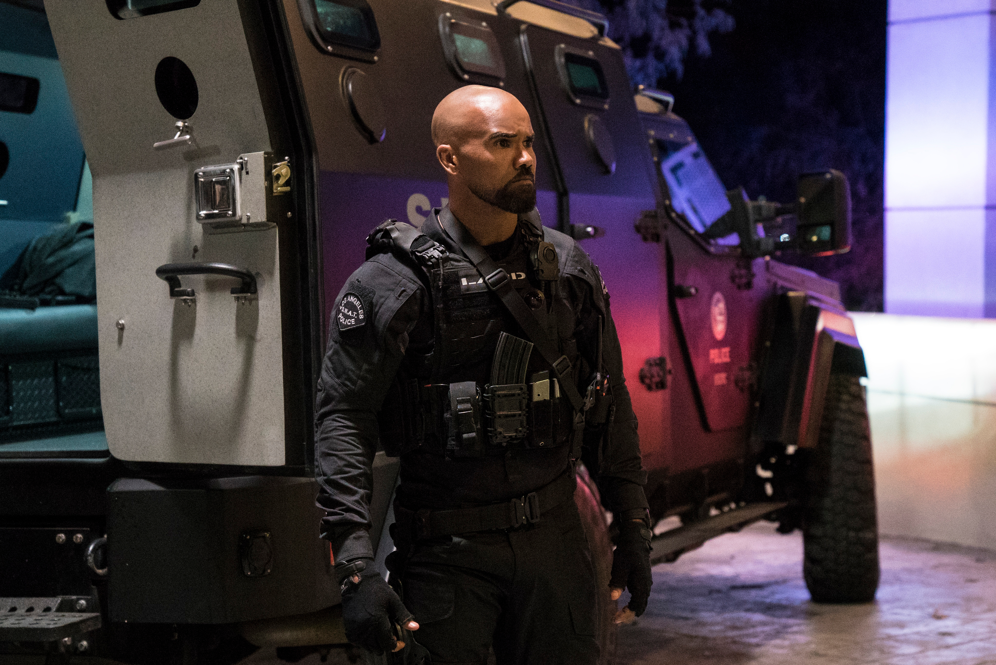 SWAT 100 110097 0140b scaled — Entre Séries SWAT 100 110097 0140b scaled