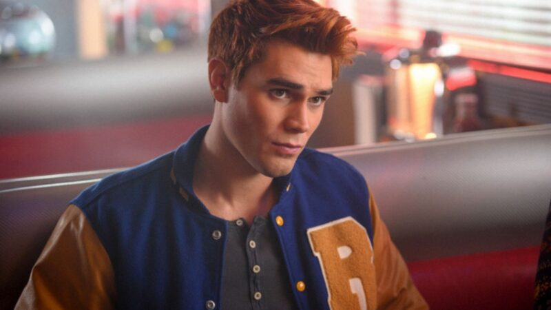 KJ Apa e Isabel May serão protagonistas de filme de ‘Super Gêmeos’ da HBO Max