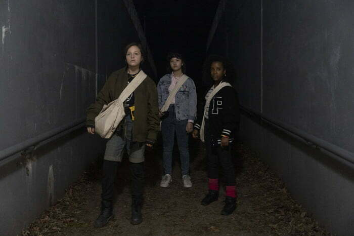 PaperGirls 101 Sofia Rosinsky as Mac Coyle Riley Lai Nelet as Erin Tieng Sofia Camryn Jones as Tiffany Quilkin thumb — Entre Séries PaperGirls 101 Sofia Rosinsky as Mac Coyle Riley Lai Nelet as Erin Tieng Sofia Camryn Jones as Tiffany Quilkin thumb