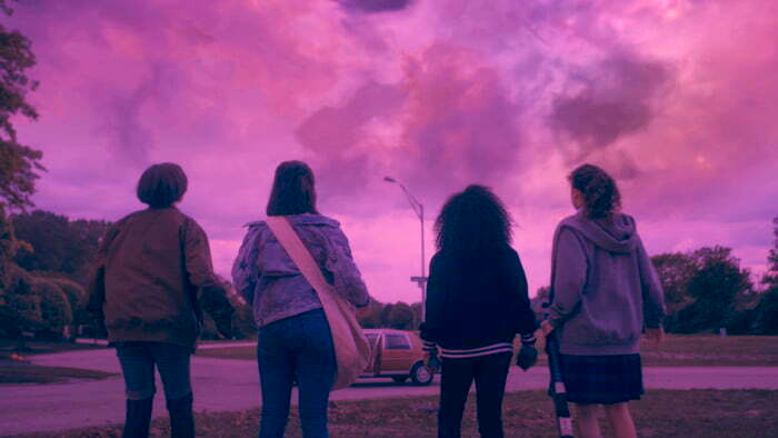 PaperGirls 101 Sofia Rosinsky as Mac Coyle Riley Lai Nelet as Erin Tieng Camryn Jones as Tiffany Quilkin Fina Strazza as KJ Brandman thumb — Entre Séries PaperGirls 101 Sofia Rosinsky as Mac Coyle Riley Lai Nelet as Erin Tieng Camryn Jones as Tiffany Quilkin Fina Strazza as KJ Brandman thumb