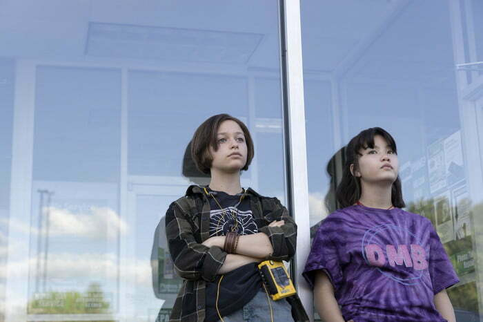 PaperGirls 102 Sofia Rosinsky as Mac Coyle Riley Lai Nelet as Erin Tieng thumb — Entre Séries PaperGirls 102 Sofia Rosinsky as Mac Coyle Riley Lai Nelet as Erin Tieng thumb