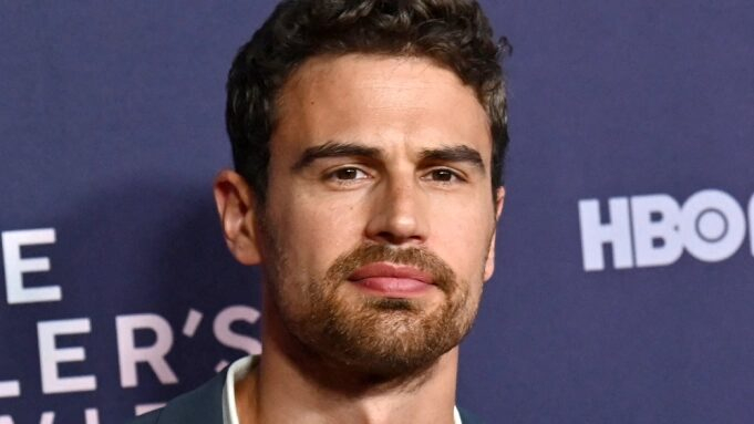 Theo James será protagonista de adaptação de ‘The Gentlemen’ pela Netflix