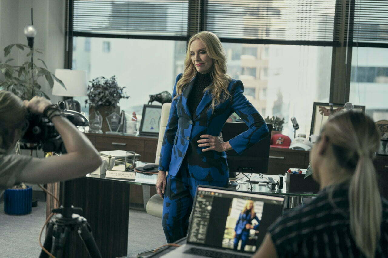 Toni-collette-as-margot-cleary-lopez_powr_s1_ut_105_220818_yukati_00486rc — Entre Séries Toni-collette-as-margot-cleary-lopez_powr_s1_ut_105_220818_yukati_00486rc