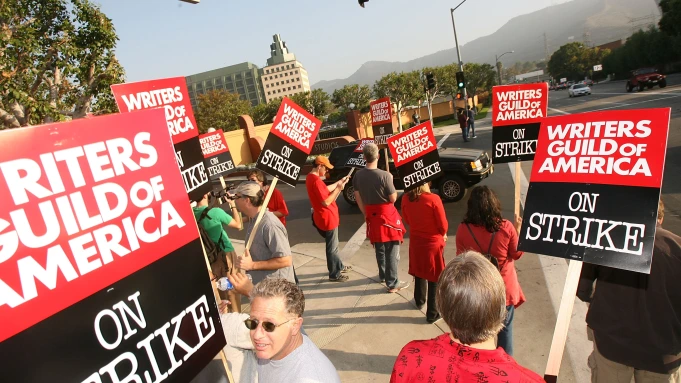 Entenda a nova greve dos roteiristas (e quais produções vão ser afetadas)