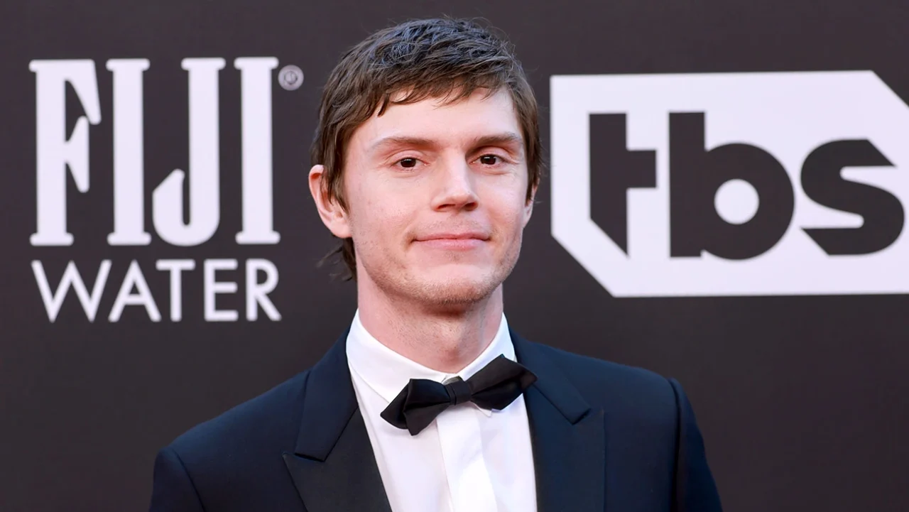 Evan-Peters-Critics-Choice-Carpet-GettyImages-1384947481-H-2023 — Entre Séries evan peters tron 3