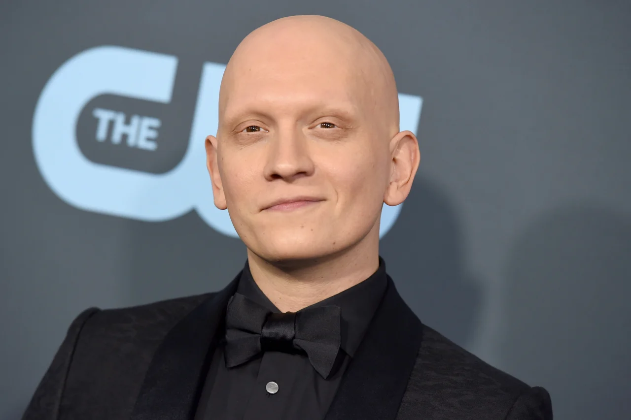 Anthony Carrigan Superman Legacy Scaled | Entre Séries Anthony Carrigan Superman: Legacy