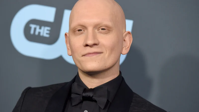 Anthony Carrigan entra para elenco de ‘Superman: Legacy’