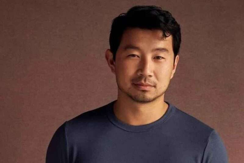simu liu (1) — Entre Séries Simu Liu Peacock