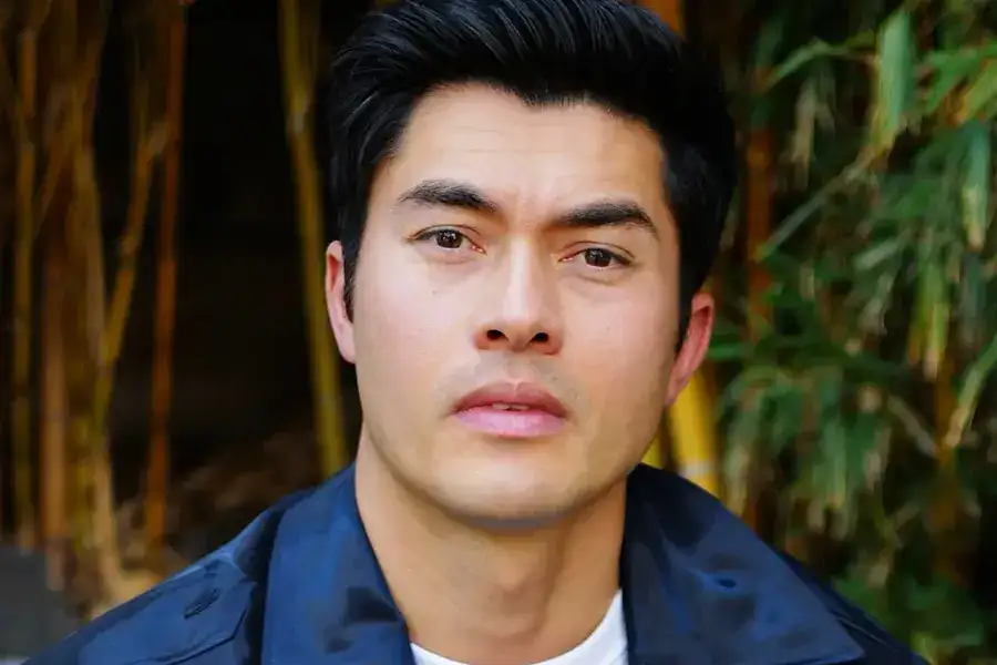 Henry-Golding-Headshot231-Cropped-ezgif.com-optiwebp — Entre Séries Hnery Golding Nove Desconhecidos