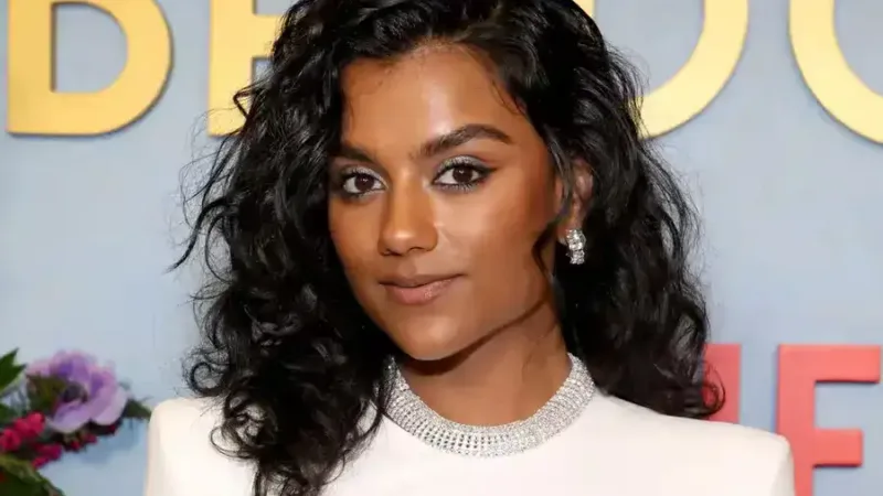 Prime Video anuncia comédia romântica com Simone Ashley e Hero Fiennes Tiffin