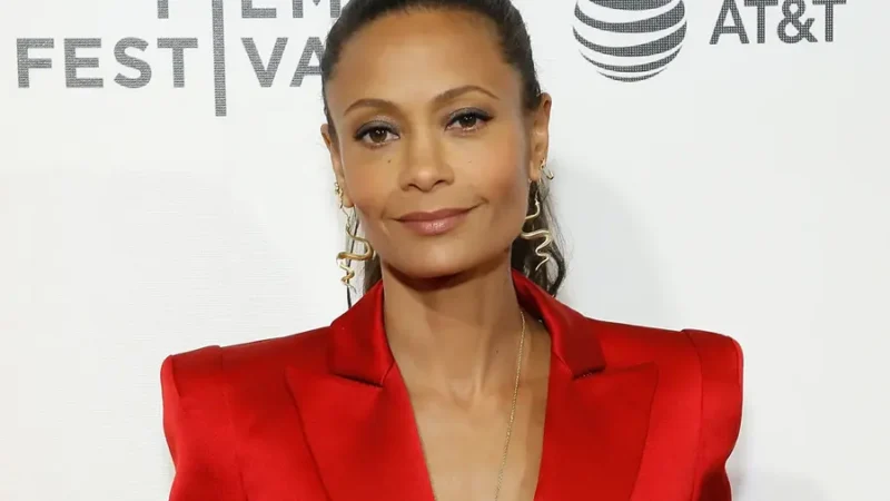 Thandiwe Newton entra para elenco da segunda temporada de ‘Wandinha’