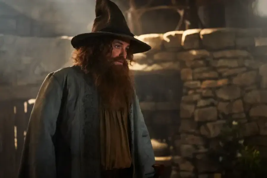 LOTR_S2_UT_230123_00148_R2Alt_Credit_-Ross-Ferguson_Prime-Video-ezgif.com-resize — Entre Séries Rory Kinnear O Senhor dos Anéis: Os Anéis de Poder
