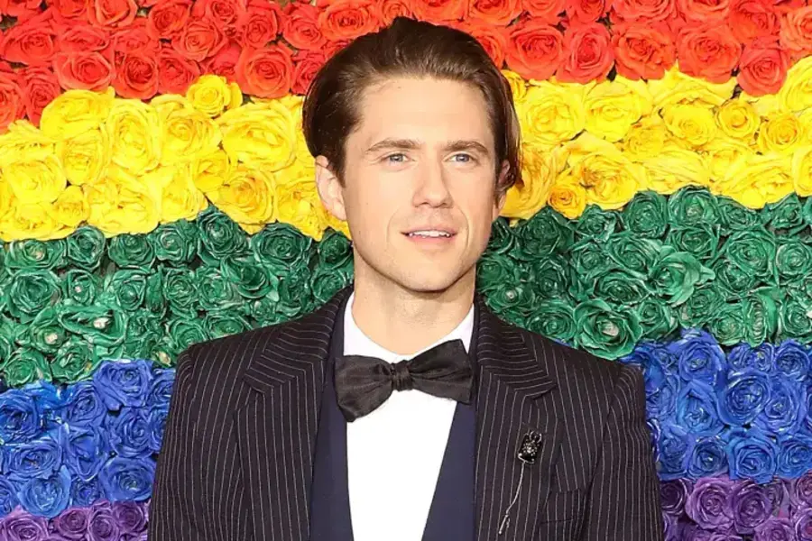 aaron-tveit-ezgif.com-resize — Entre Séries Aaron Tveit Earth Abides