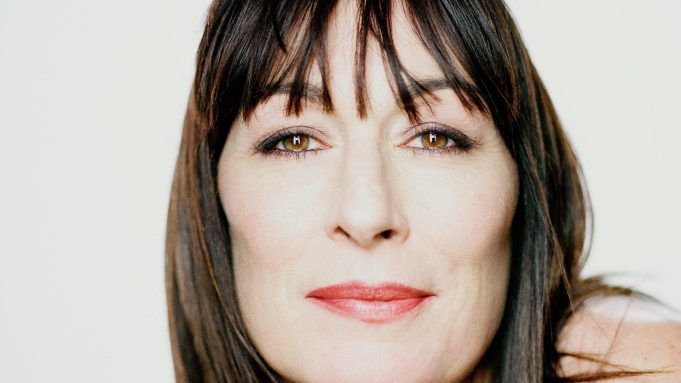 Anjelica Huston entra para elenco de ‘Towards Zero’