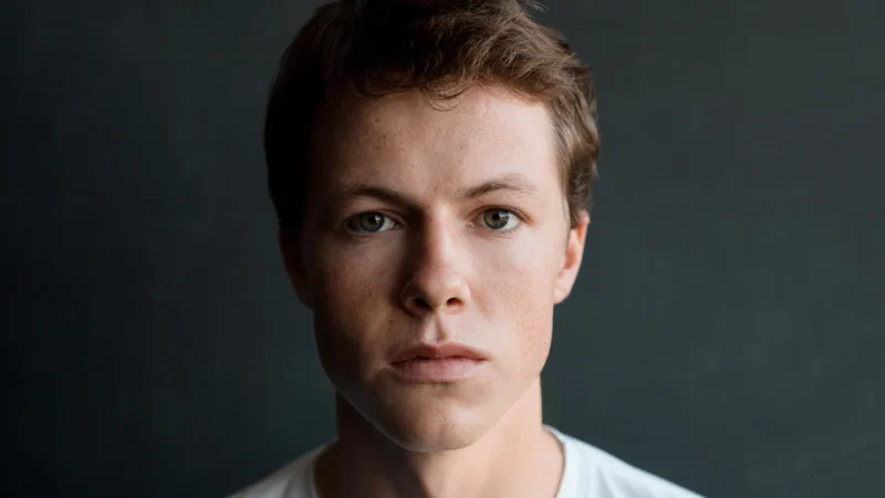 Milo Callaghan será o protagonista de nova versão de ‘O Homem que Fazia Chover’