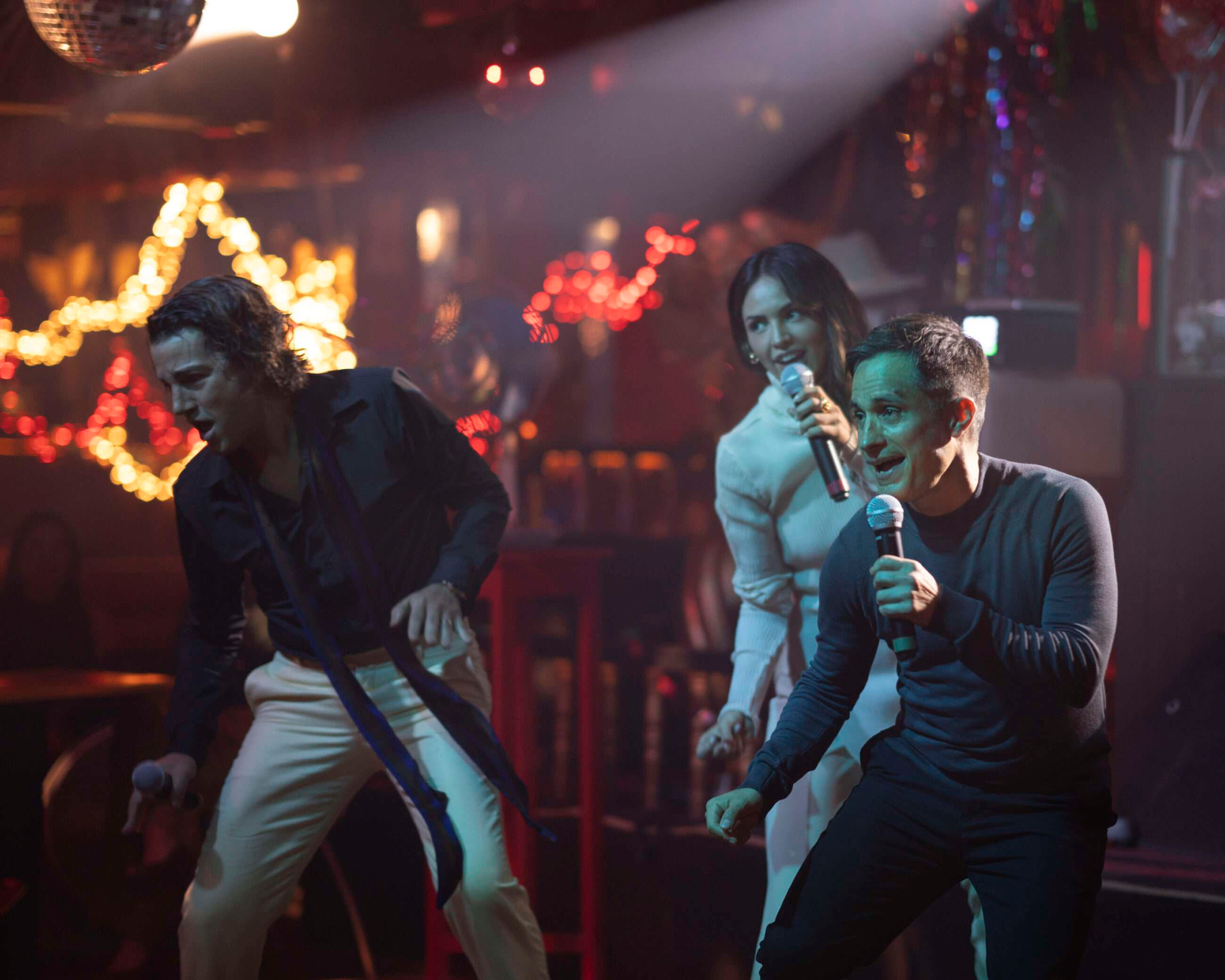 Entreseries.com.br Serie a Maquina Ganha Primeiras Imagens Pelo Disney D La Maquina  Esteban Gael Garcia Andy Diego Luna Irasema Eiza Gonzalez  Cortesia Hulu Scaled