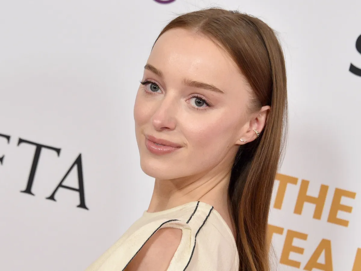 Phoebe Dynevor e1707356399284 Phoebe Dynevor Famous