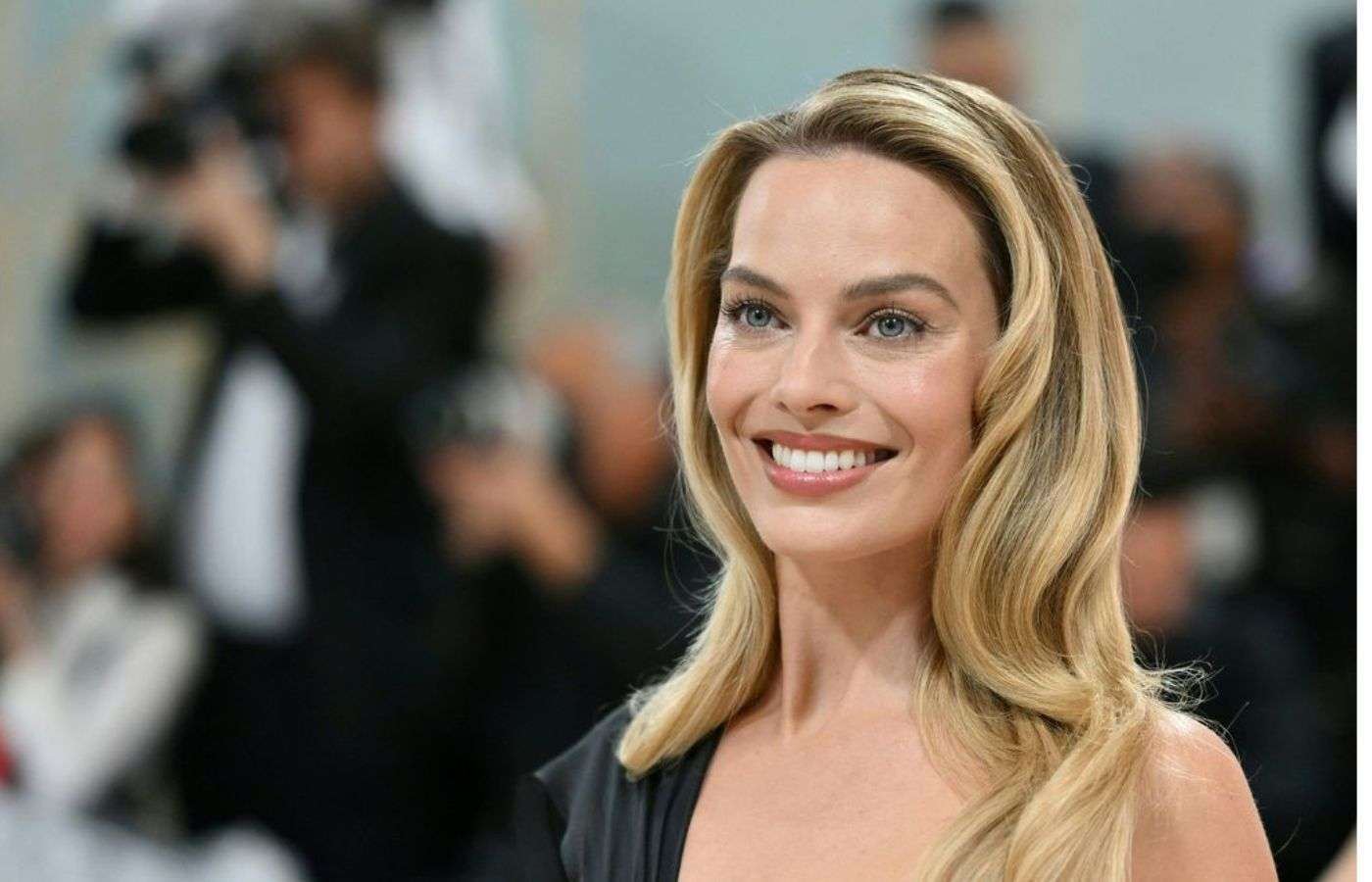 xr:d:DAFe3fITWJk:1689,j:7301880800815124453,t:24022614 Margot Robbie O Morro dos Ventos Uivantes
