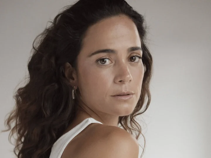 Alice Braga entra para elenco de adaptação de ‘Chamas da Vingança’