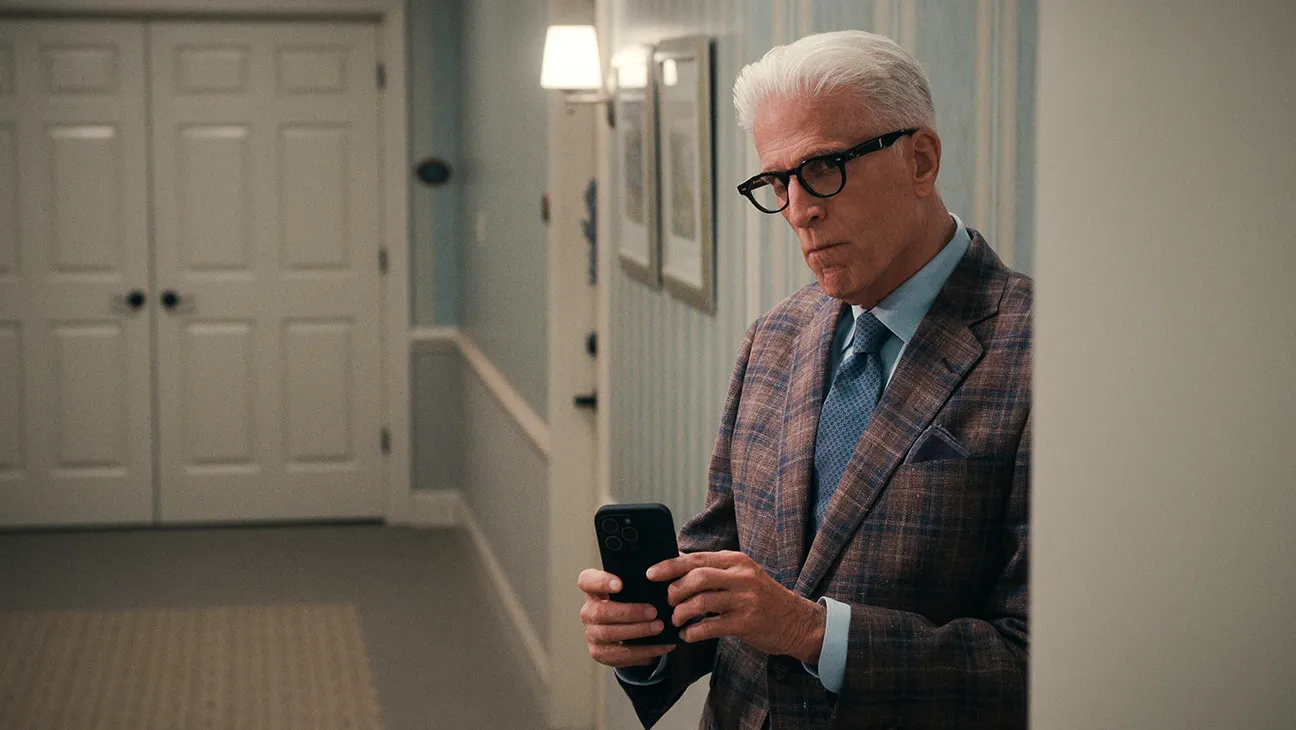 A Man on the Inside n S1 E4 00 00 51 10R H 2024 — Entre Séries Um Espião Infiltrado Netflix
