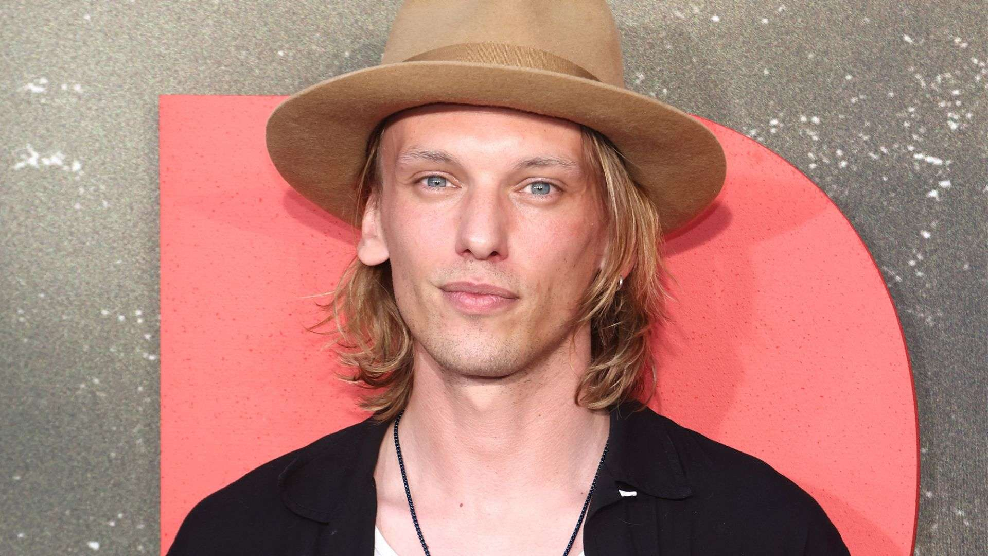 Jamie Campbell Bower Os Anéis de Poder