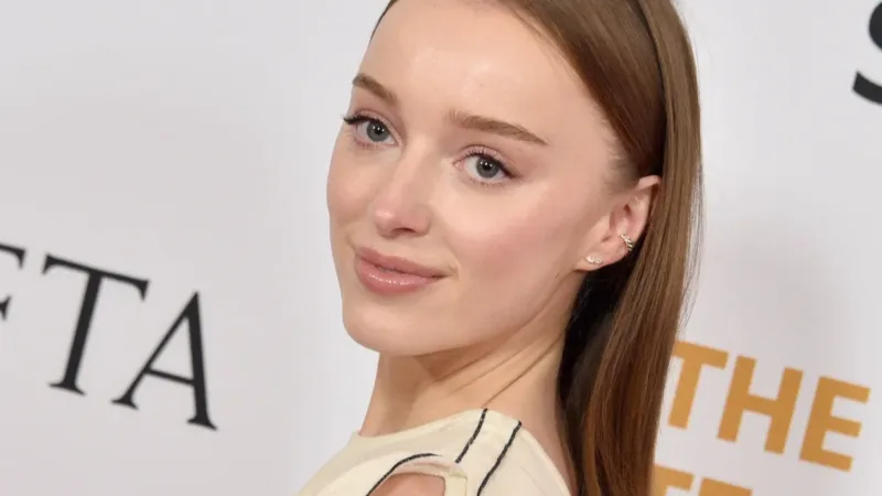 Phoebe Dynevor negocia protagonizar filme de M. Night Shyamalan ao lado de Jake Gyllenhaal