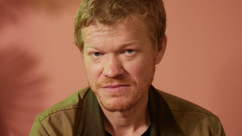 Jesse Plemons é confirmado no elenco de ‘Amanhecer na Colheita’