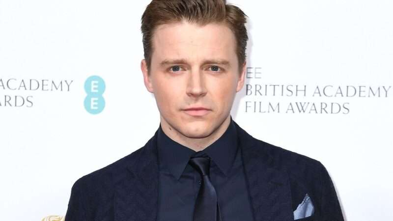Jack Lowden deve estrelar nova versão de ‘Orgulho e Preconceito’