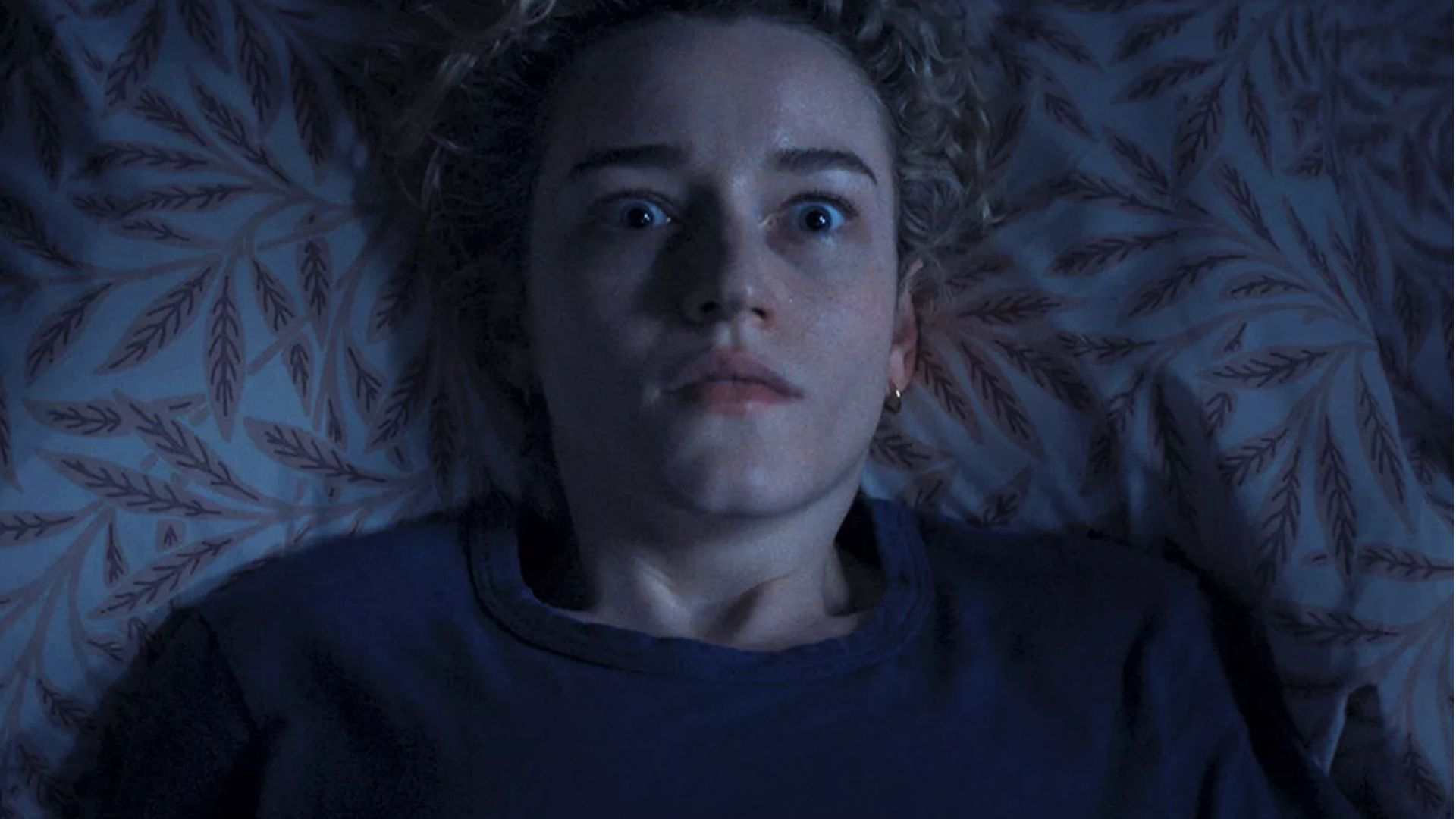 a hora do mal filme de terror com julia garner ganha trailer oficial — Entre Séries a hora do mal filme de terror com julia garner ganha trailer oficial