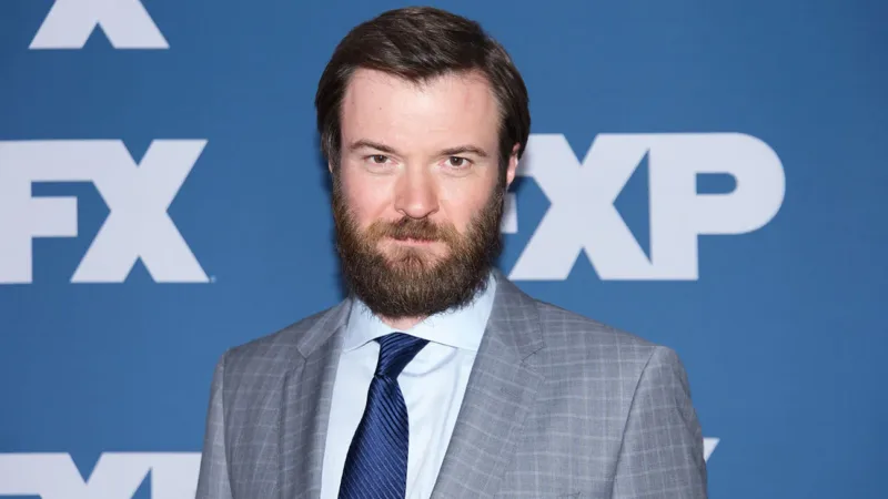 Costa Ronin entra para elenco da segunda temporada de ‘A Lista Terminal’