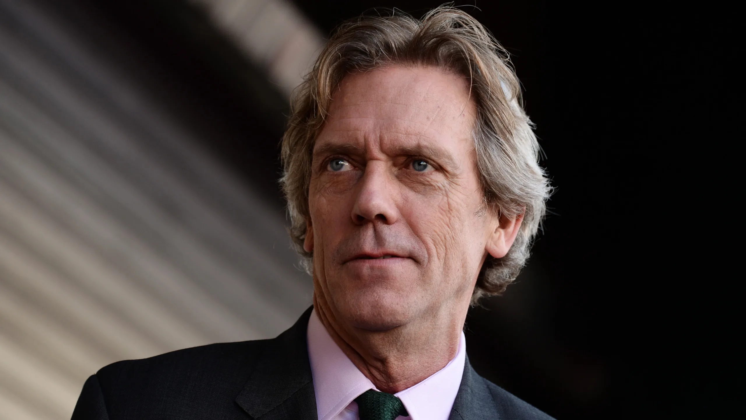 hugh laurie tehran scaled — Entre Séries hugh laurie the wanted man
