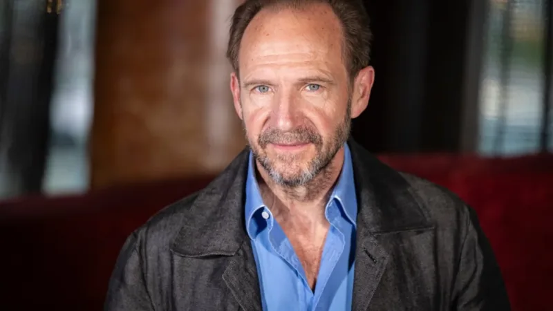 Ralph Fiennes é confirmado no elenco de ‘Amanhecer na Colheita’