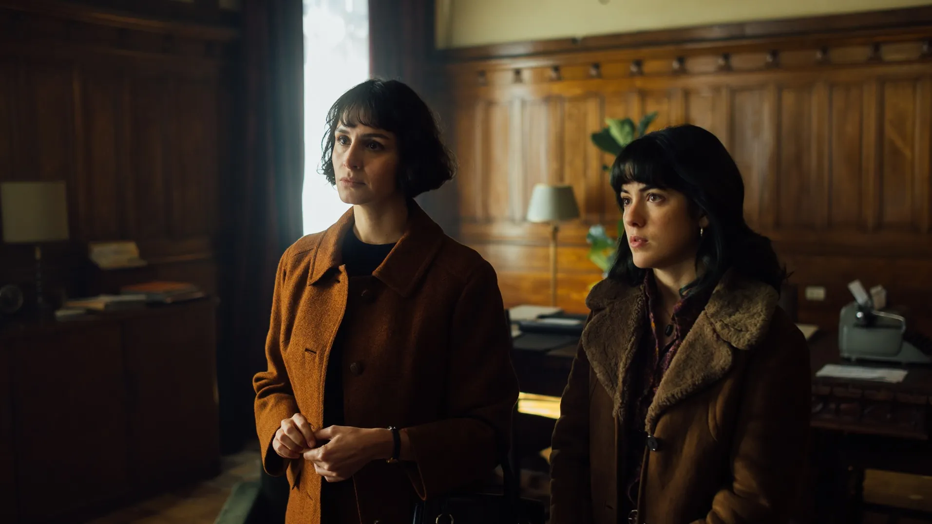 Fernanda Urrejola Y Rochi Hernandez Credits Diego Araya | Entre Séries a Casa Dos Espíritos - Prime Video