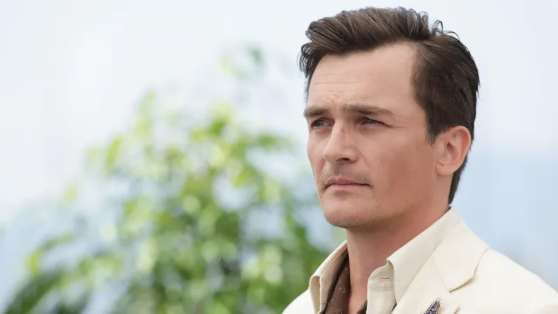 Rupert Friend entra para elenco de adaptação dos contos coescritos por Guillermo del Toro